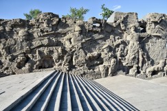 ein Hügel in Volgograd mit überdimensionierten Denkmälern