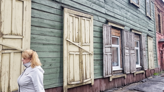 Fassadenfront in Irkutsk auch bei nassem Wetter bunt