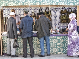 auch die Usbeken kaufen bei den Touristenständen, werden aber sicher weniger abgezockt