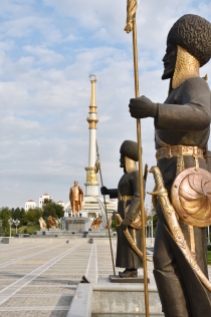 Turkmenbashi in Gold und seine überdimensionierten Denkmälern