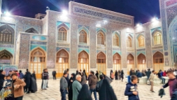 ein Innenhof des Imam Reza Mausoleums. Man durfte leider nur mit Handy fotografieren